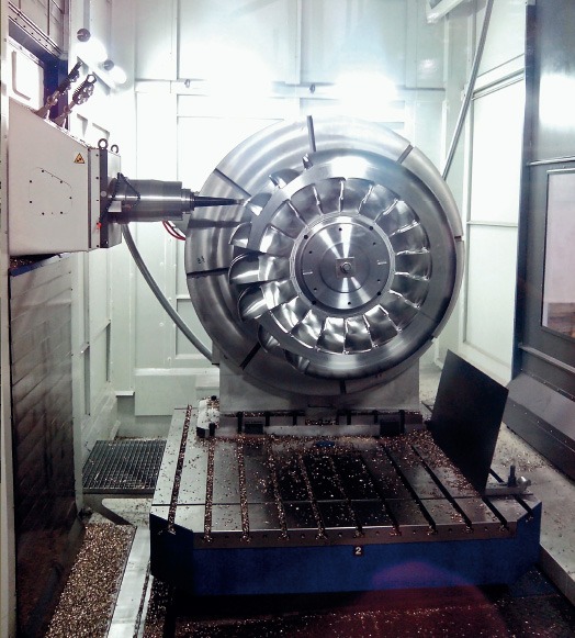 Mandrilhadora usinando turbina para setor de energia