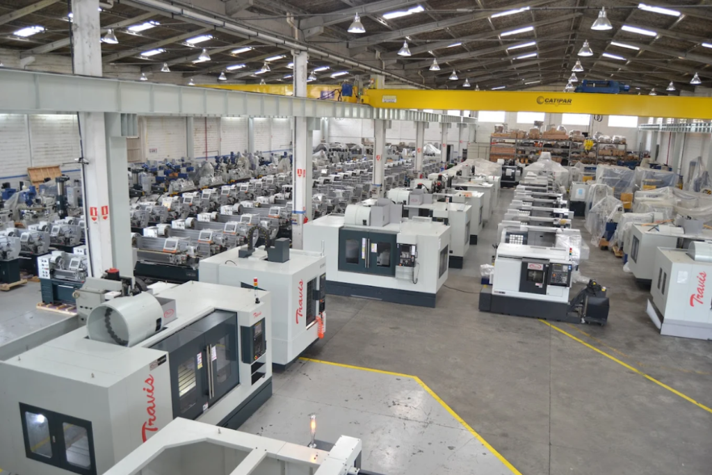 Estoque-de-maquinas-CNC-TRAVIS-com-destaque-para-os-centros-de-usinagem