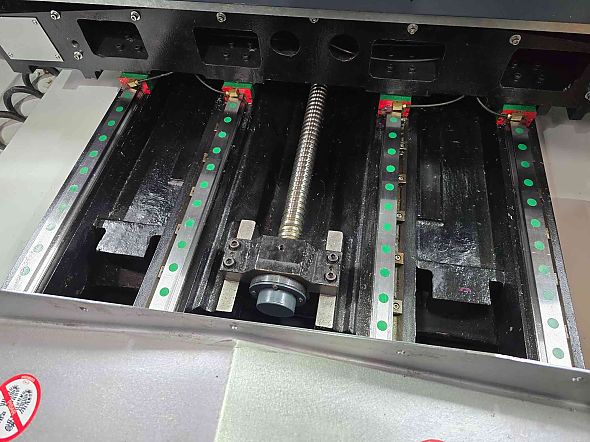 Guias-lineares-dos-centros-de-usinagem-TRAVIS