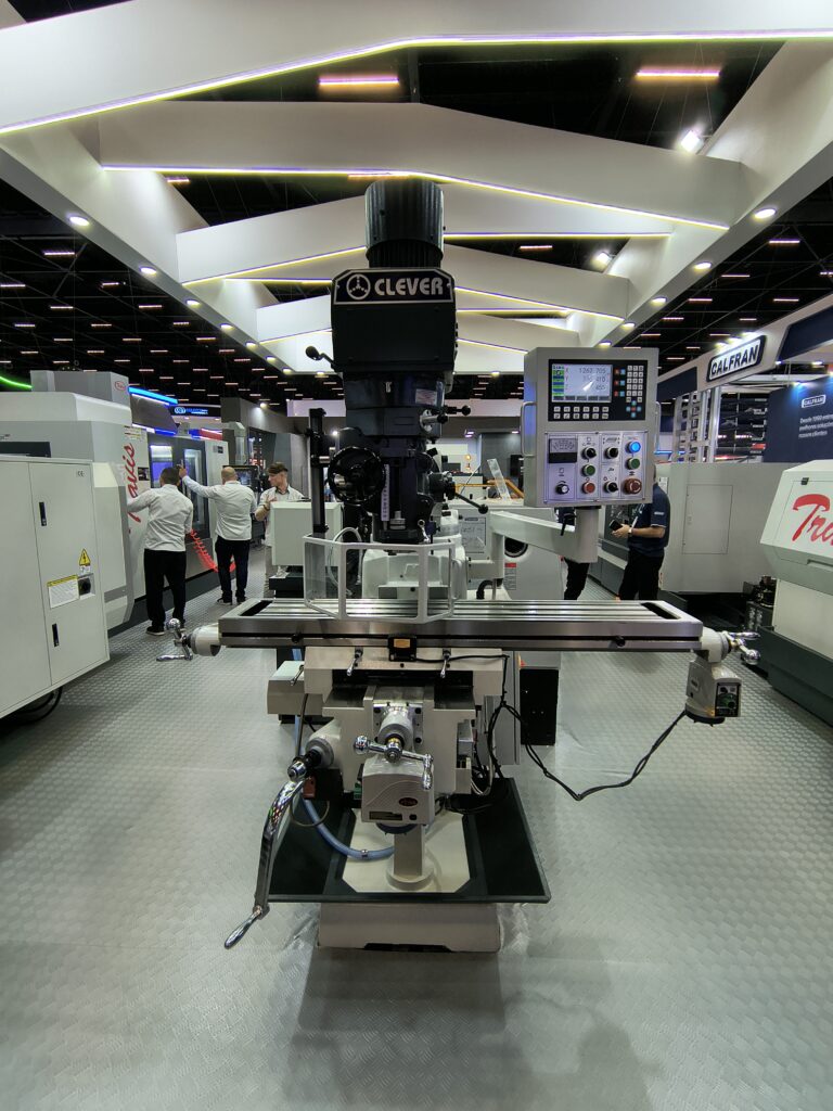 Fresadora-ferramenteira-CLEVER-em-exposiçao-na-FEIMEC-2026