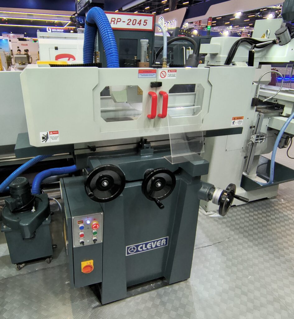 Retifica-plana-CLEVER-em-exposiçao-na-FEIMEC-2026