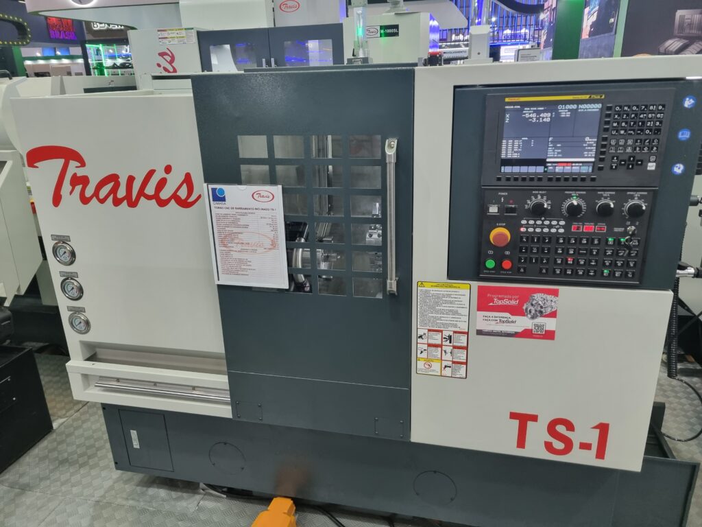 Torno-CNC-com-barramento-inclinado-em-exposiçao-na-FEIMEC-2026–TS-1